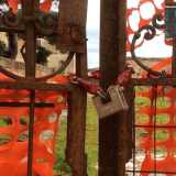 Il cancello che delimita l'area privata della propriet� in  cui � stato scoperto il villaggio neolitico, in via Vittorio Veneto a Palese